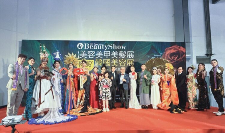 2025台北國際美容展 世界年度夫人先生走秀展現「攜手同行・世界和平」