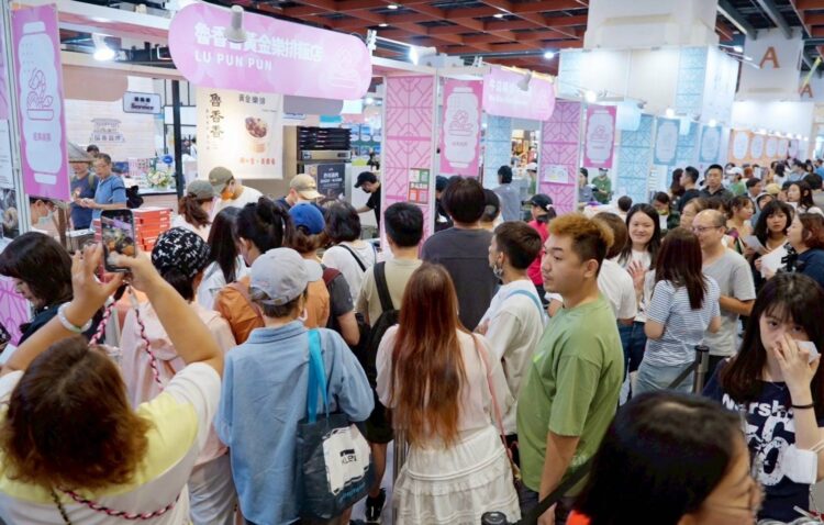 魯香香黃金樂排、冠軍松阪滷肉飯展場試吃引話題 2025台灣美食展熱鬧開展! 魯香香黃金樂排、冠軍松阪滷肉飯展場試吃引話題 2025台灣美食展熱鬧開展!