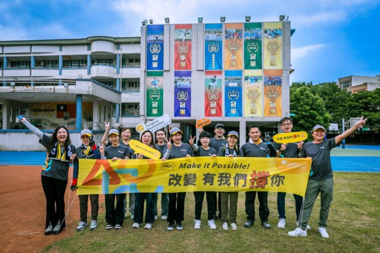 遠雄志工打造專屬獎盃櫃　珍藏龜山國小少棒隊榮耀