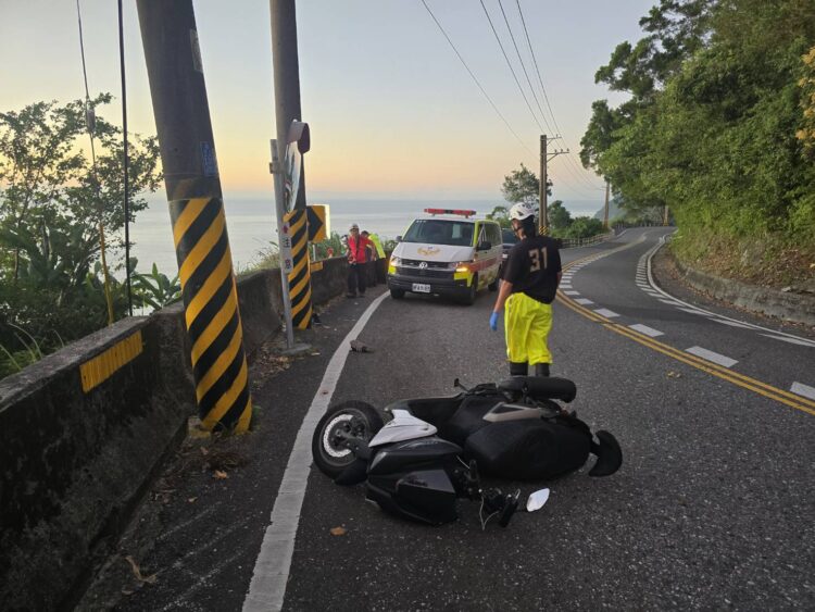 影音／機車騎士疑似擦撞護欄跌落山谷　蘇澳警消搜救尋獲遺體
