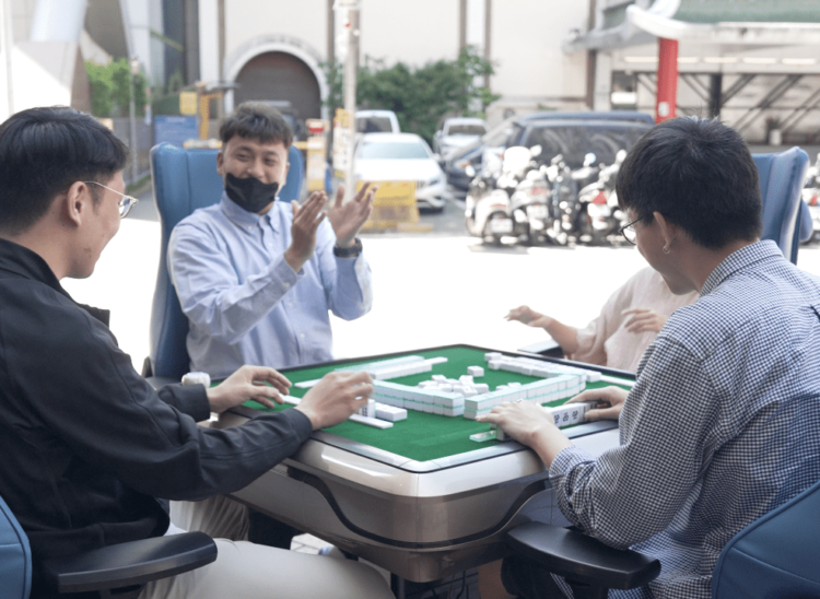 台北街頭驚現「麻將桌」社會實驗 意外揭露此「胡牌神器」!民眾驚呼:這才是打工人的救星! 台北街頭驚現「麻將桌」社會實驗 意外揭露此「胡牌神器」!民眾驚呼:這才是打工人的救星!