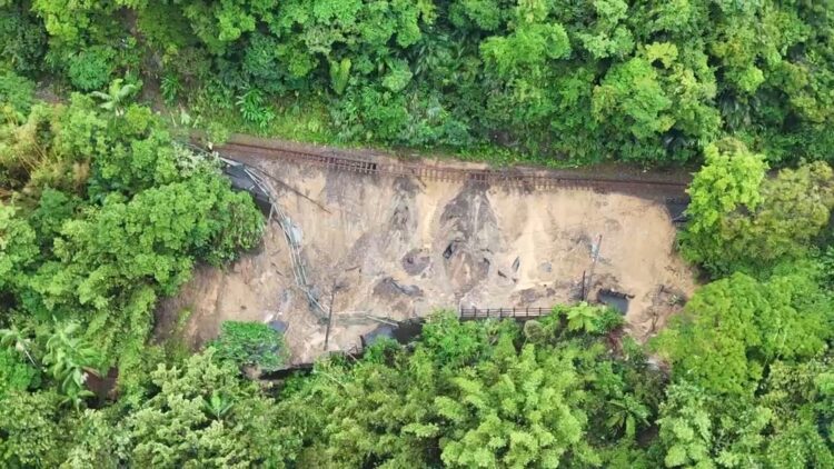 影音/豪雨狂炸平溪線嶺腳車站鐵軌附近路基淘空 平溪線暫停營運
