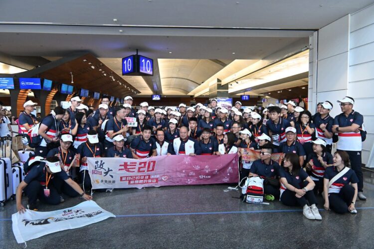 影音／創台灣紀錄！政大EMBA近百人挑戰戈壁馬拉松
