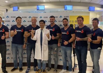 澳洲消防猛男病房送暖　親訪臺安醫院陪伴小患者與文化交流