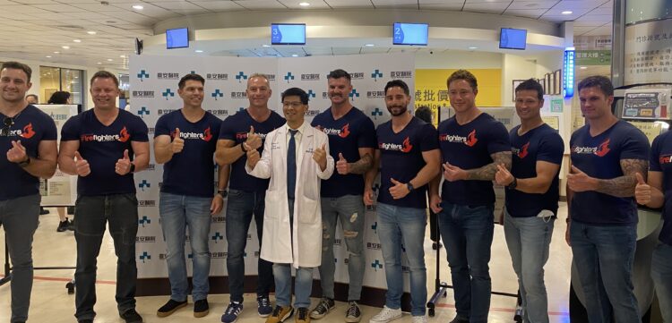 澳洲消防猛男病房送暖 親訪臺安醫院陪伴小患者與文化交流 澳洲消防猛男病房送暖 親訪臺安醫院陪伴小患者與文化交流