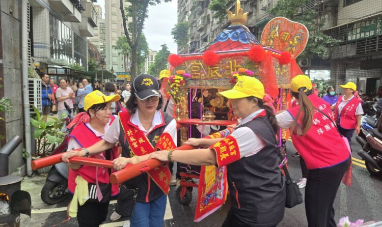 影音/粉紅超跑來了 媽祖駕到吸引信眾前來新北祈福平安