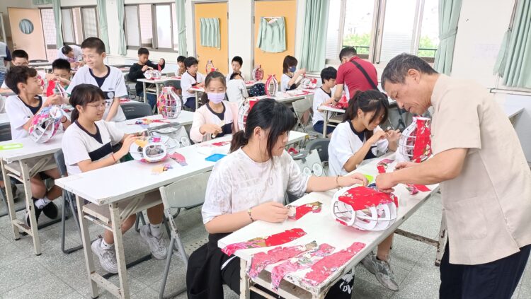 影音/從傳統走向文創 林朝欽走入宜蘭校園分享燈籠創意