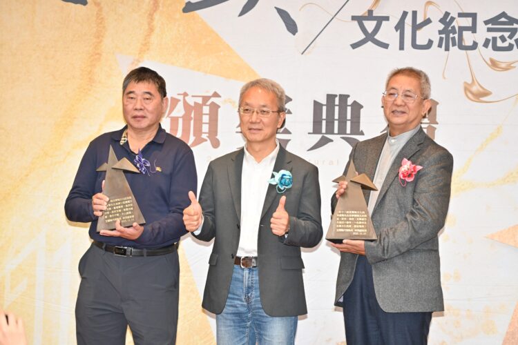 影音/第十一屆「宜蘭縣文化獎及文化紀念獎」 徐惠隆、游本鄂獲殊榮 影音/第十一屆「宜蘭縣文化獎及文化紀念獎」 徐惠隆、游本鄂獲殊榮