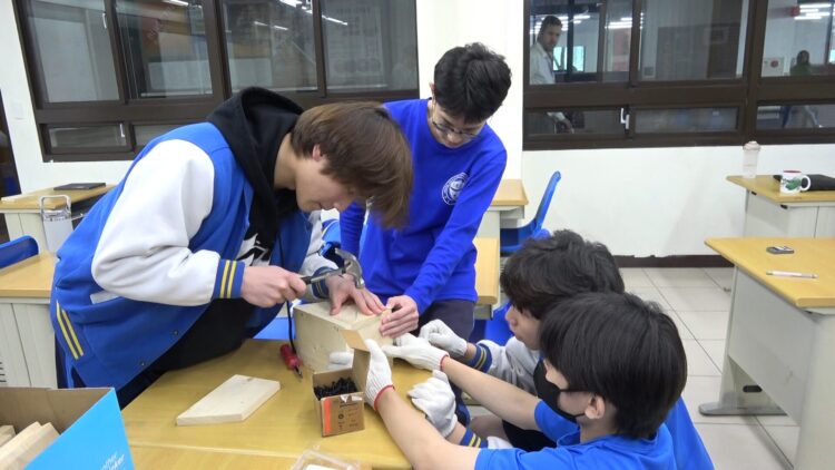 影音/護小鳥避天敵 UEIS外師帶學生動手做鳥窩 影音/護小鳥避天敵 UEIS外師帶學生動手做鳥窩