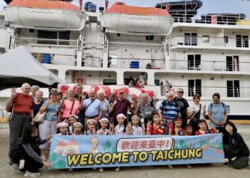 疫後首航！「島嶼天空」載百名英籍旅客抵台中 產官齊心翻開海線觀光新頁