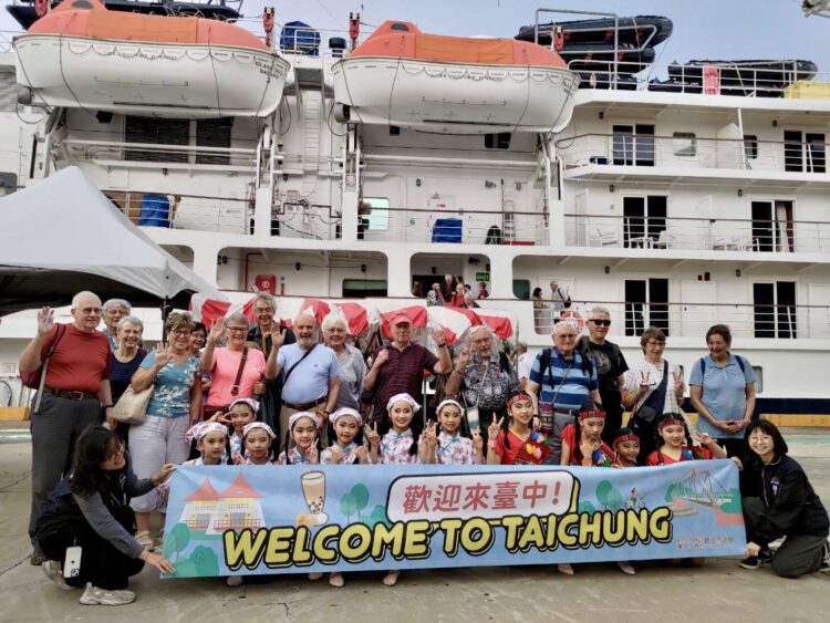 疫後首航！「島嶼天空」載百名英籍旅客抵台中 產官齊心翻開海線觀光新頁