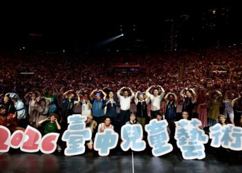 【萬人震撼現場】 紙風車《三國奇遇》萬人空巷！台中兒藝節翻玩經典 點亮孩子藝術首航