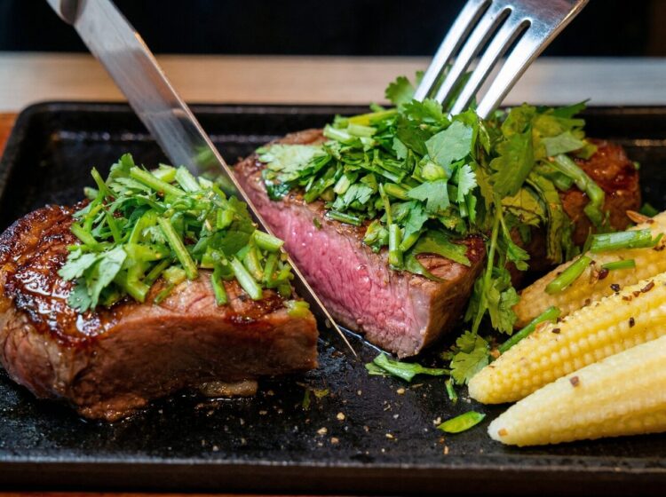 香菜控瘋了！瀧厚雙品牌推「香知香惜」香菜季　爆量香菜牛排、冰淇淋引發社群挑戰潮