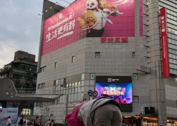 中山商圈出現超吸睛粉紅身影！23件外套波比跳掀熱議