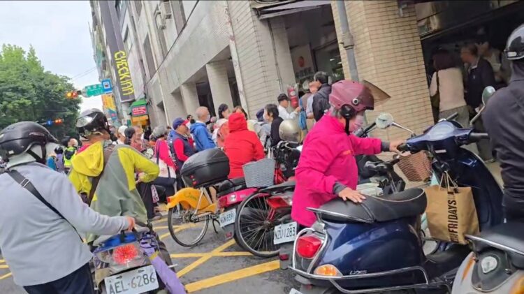 影／人潮多、停車難！一半股民沒領過紀念品？ 票券達人教「3招」輕鬆領取紀念品