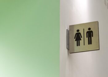 看到爸爸進女廁秒開罵！男子怒報警後結局翻車了