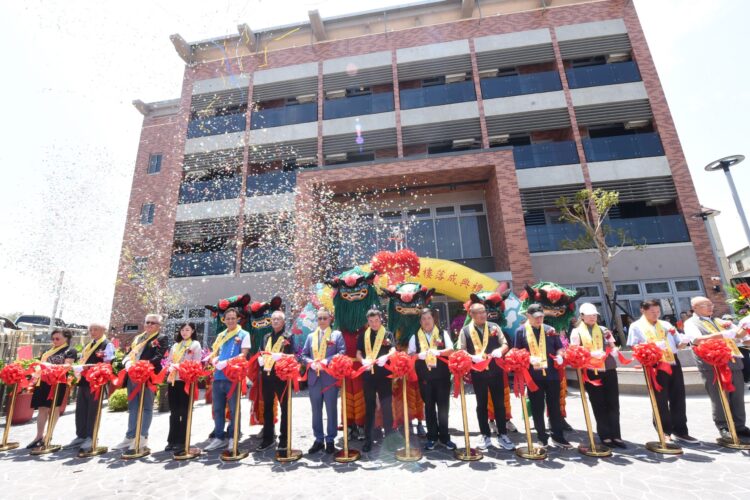 全台首創宗教膠囊旅館!白沙屯拱天宮第二香客大樓落成 鍾東錦大讚「看山看海一覽無遺」 全台首創宗教膠囊旅館!白沙屯拱天宮第二香客大樓落成 鍾東錦大讚「看山看海一覽無遺」