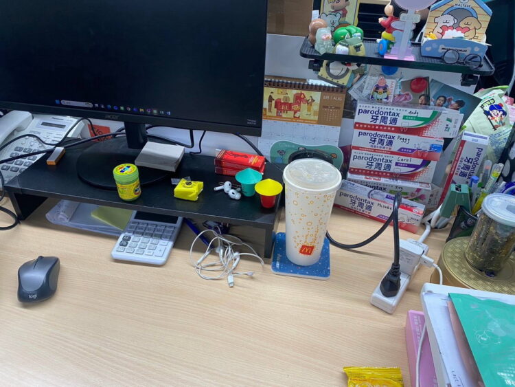 辦公桌供品文化掀社群熱議!中元普渡不只拜零食 牙周適牙膏也成辦公室都市傳說 辦公桌供品文化掀社群熱議!中元普渡不只拜零食 牙周適牙膏也成辦公室都市傳說