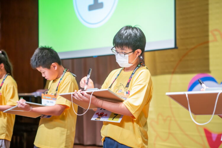 從拼對一個單字 到學會面對挑戰 2026芝蔴街美語全國拼字爭霸賽 看見孩子的專注、勇氣與合作力 從拼對一個單字 到學會面對挑戰 2026芝蔴街美語全國拼字爭霸賽 看見孩子的專注、勇氣與合作力