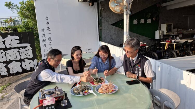 喊話盧秀燕帶蔣萬安來吃鮮蚵!台中鍋烤節走訪海線 龍井鮮蚵、梧棲韓鍋力拚人氣 喊話盧秀燕帶蔣萬安來吃鮮蚵!台中鍋烤節走訪海線 龍井鮮蚵、梧棲韓鍋力拚人氣