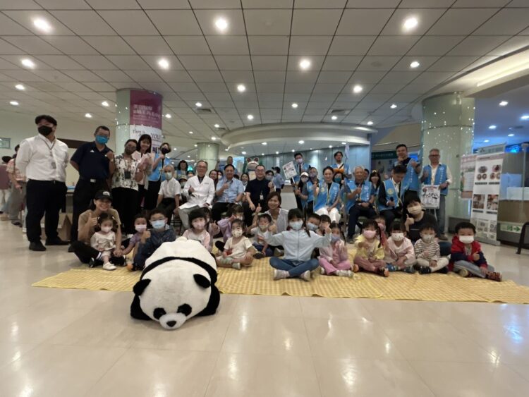 醫院大廳變身即興劇場!孩子不只看戲,還能和演員一起玩、一起創作 醫院大廳變身即興劇場!孩子不只看戲,還能和演員一起玩、一起創作
